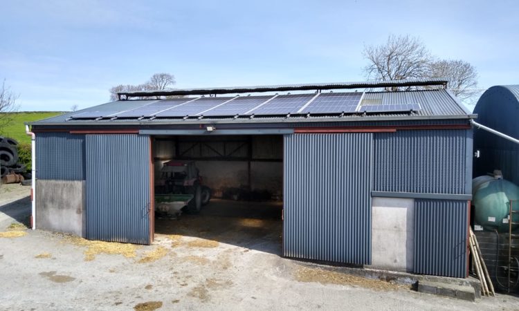 enfoque de infraestructura: instalación de paneles solares en una granja lechera en co. cavan