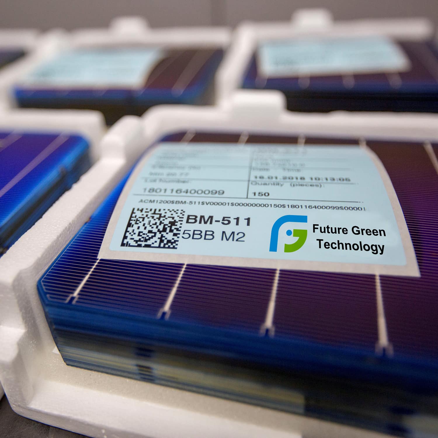 2023 Factory New Technology Half Cut Cells Solar Mono Panels
